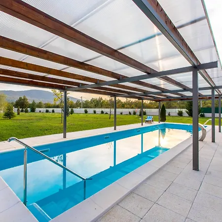 With Heated Pool Vikendica *