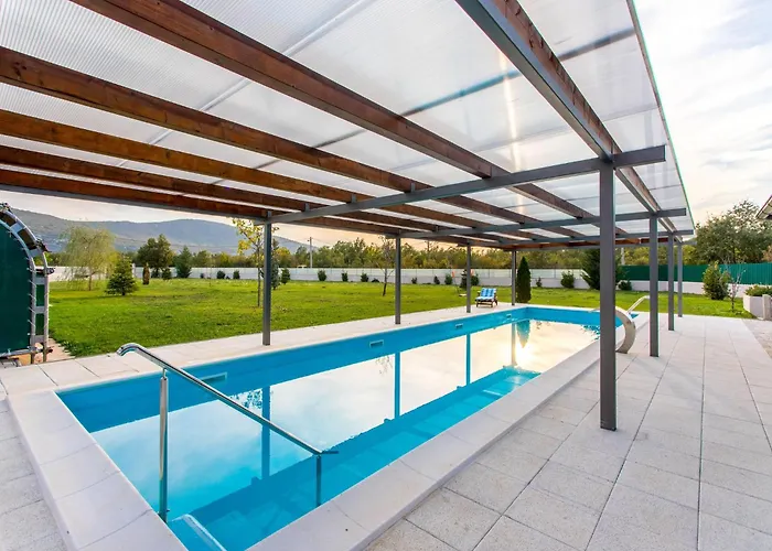 With Heated Pool Vikendica *