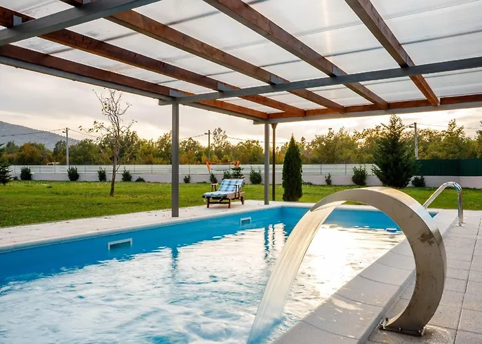Vikendica With Heated Pool *