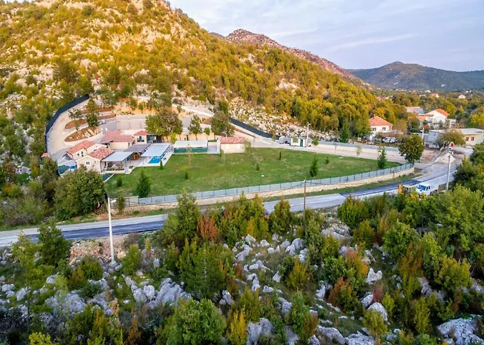 Vikendica With Heated Pool *
