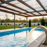 Nyaraló With Heated Pool *