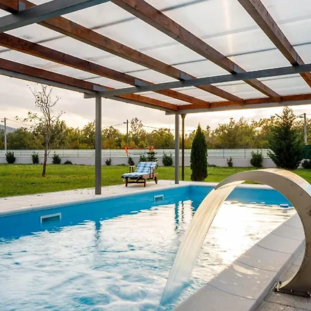 Сasa de vacaciones With Heated Pool *