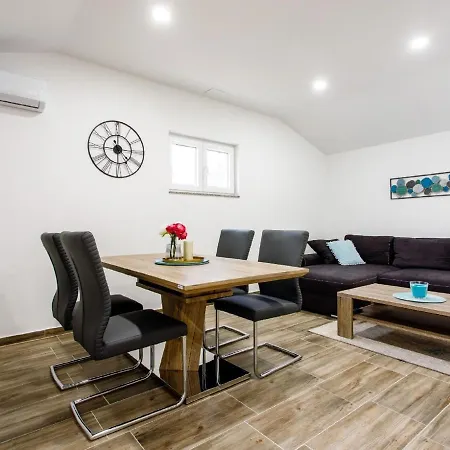 Сasa de vacaciones In Neori With Heated Pool *