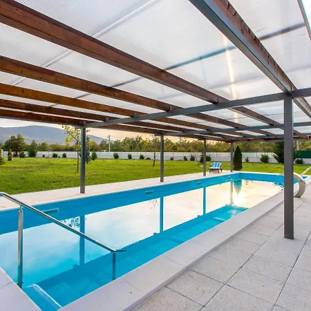 In Neori With Heated Pool Neoric